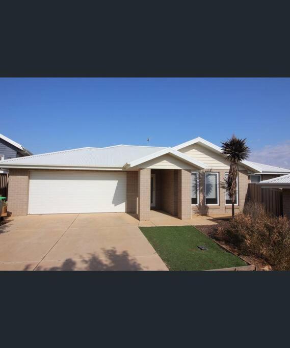 Urban 3Br Oasis: Style & Comfort Villa Wagga Wagga Eksteriør billede